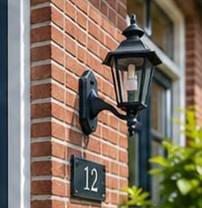 Voordeur met buitenlamp en huisnummer